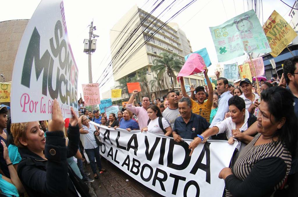 Reacción violenta de anti derechos contra plantón pacífico de Somos Muchas