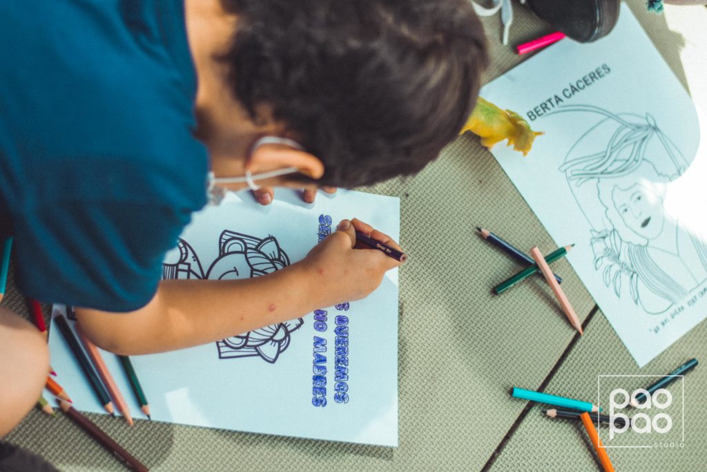 Infancias pintando dibujos alusivos a las ancestras y también a sus derechos.